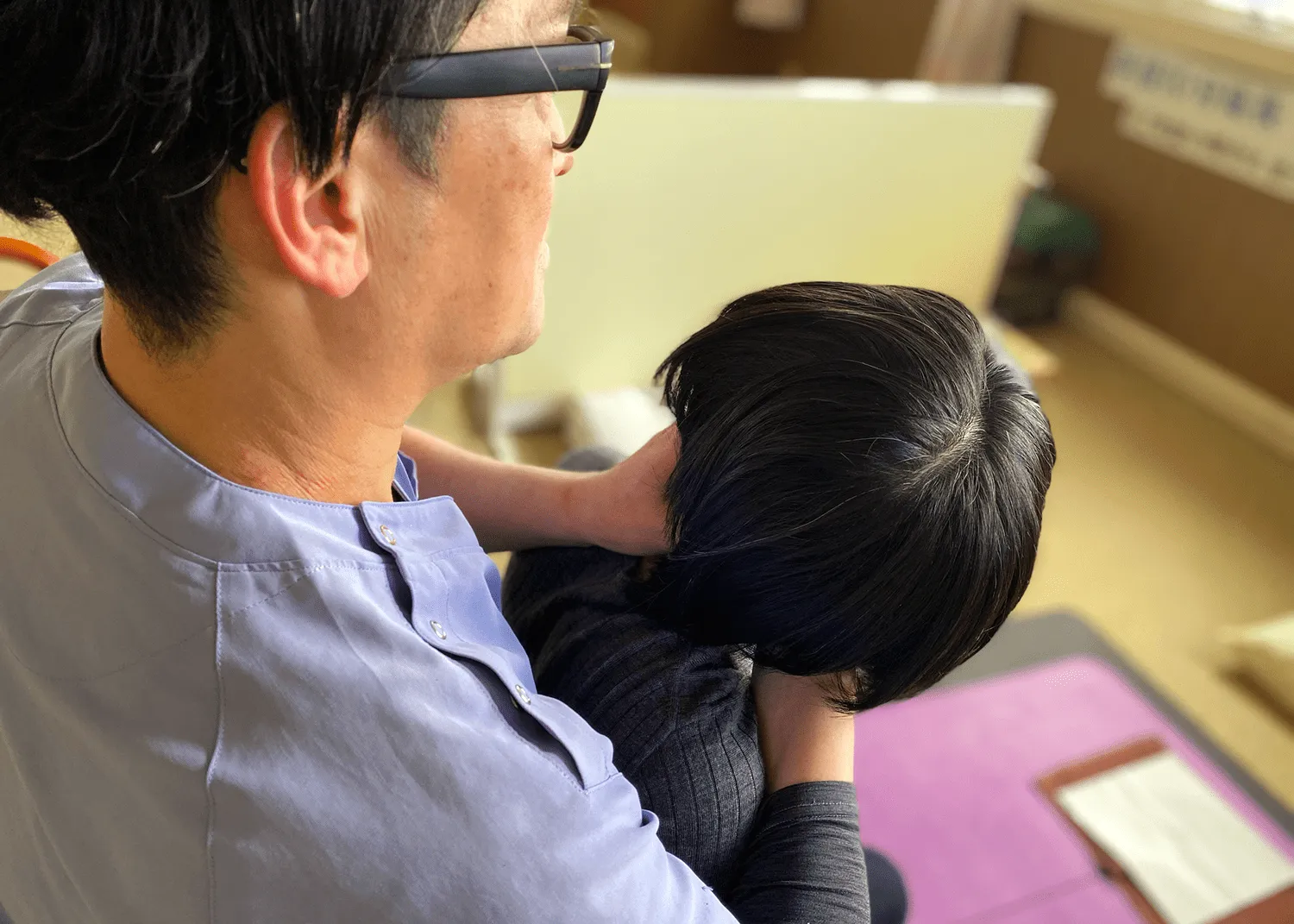 首・肩の施術風景